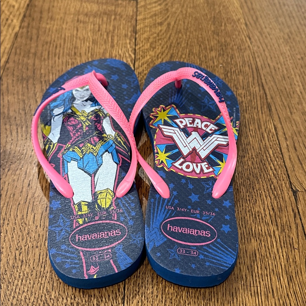 Girls Havaianas Wonder Woman flip flops size US  3/4Y